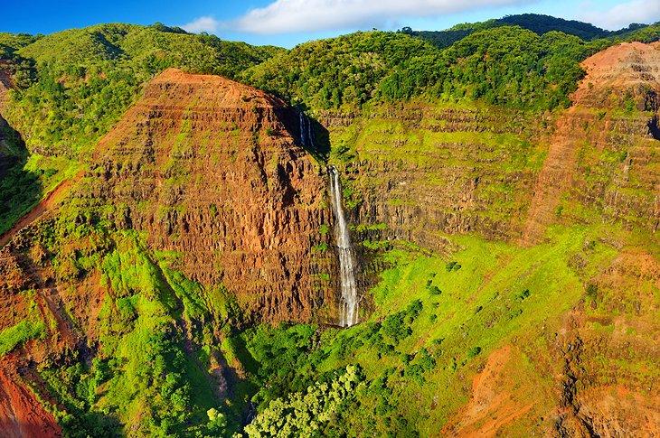 Schöner Wasserfall im üppigen Waimea Canyon
