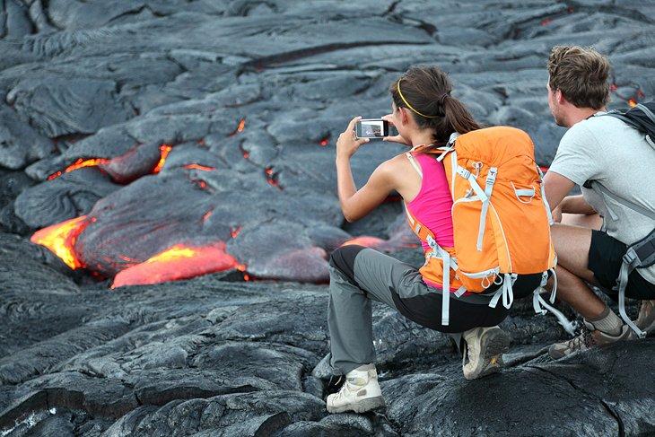 Touristen fotografieren heiße Lava im Hawaii Volcanoes National Park