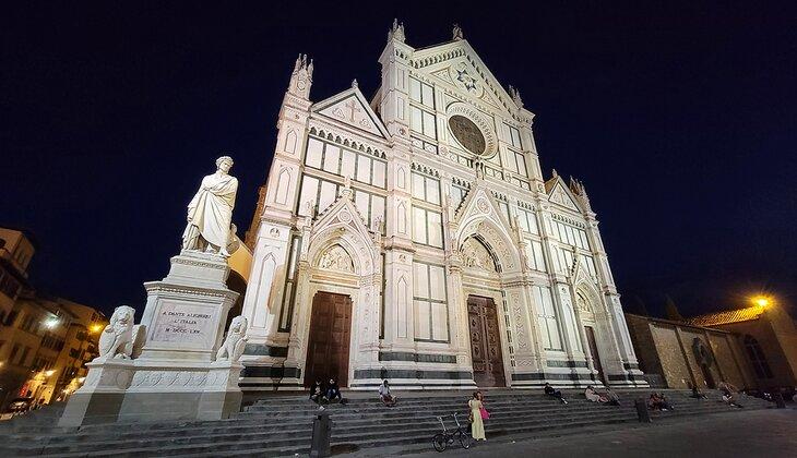 Santa Croce iluminada por la noche