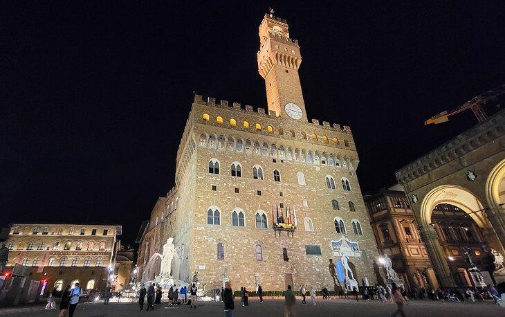 Palazzo Vecchio y la Fuente de Neptuno de noche