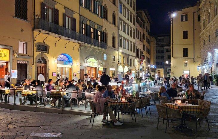 Cenando frente al Palazzo Vecchio en Florencia