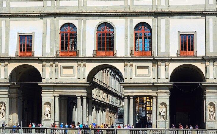 Turistas frente al Palacio Uffizi