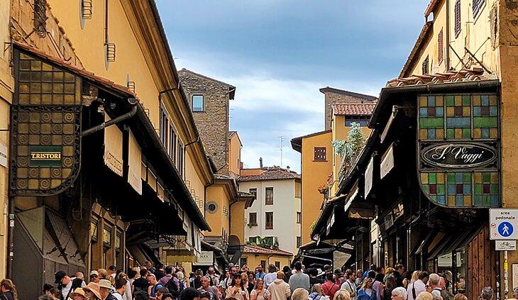 Caminando sobre el Ponte Vecchio
