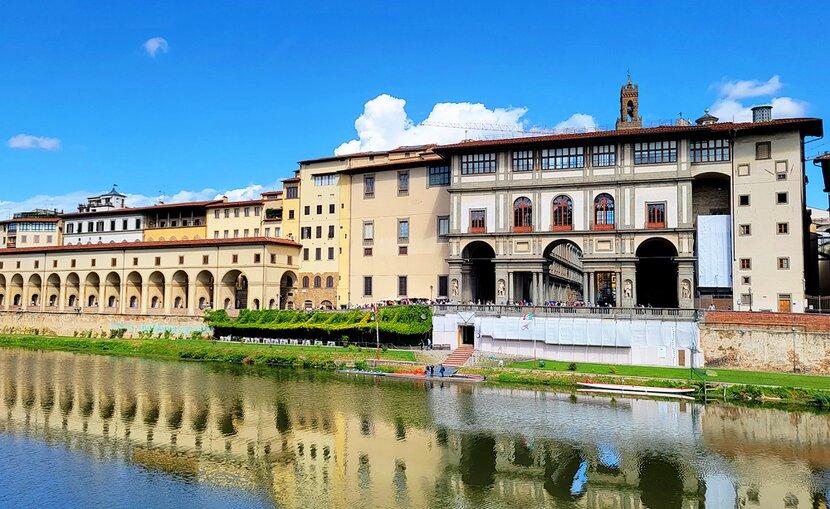Palacio y Galería Uffizi desde el otro lado del río Arno