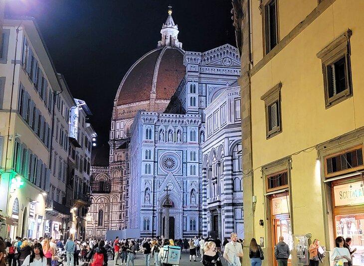 La Catedral de Santa María del Fiore de noche