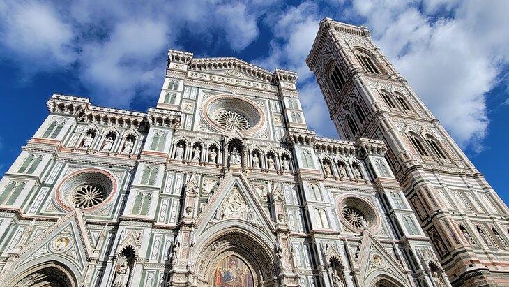 La ornamentada fachada de la Catedral de Santa María del Fiore
