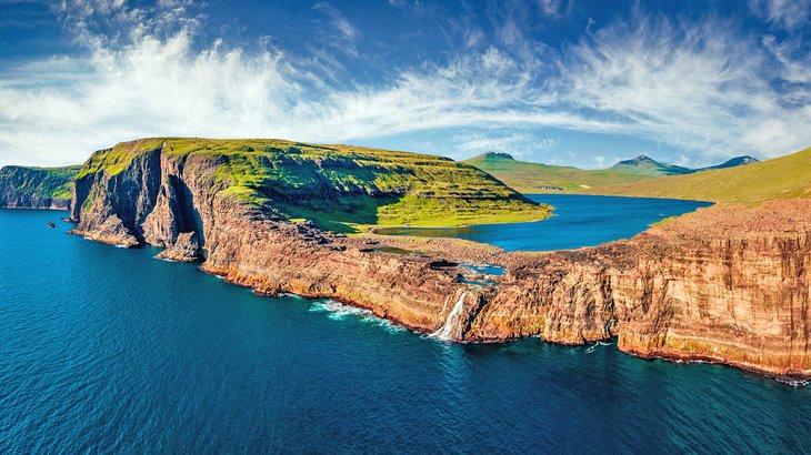 Lac Sørvágsvatn et la chute d'eau Bosdalafossur, Îles Féroé