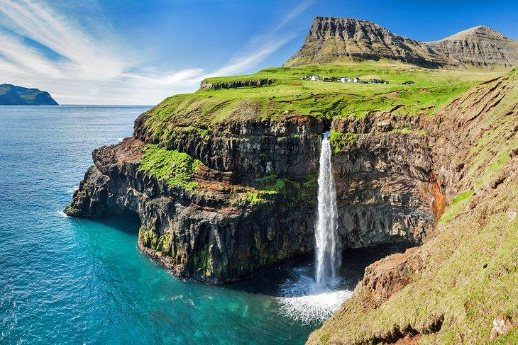 Village de Gasadalur et chute d'eau dans les îles Féroé