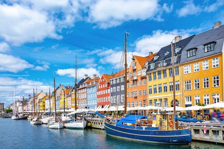 Bâtiments colorés et bateaux dans le port de Nyhavn, Copenhague