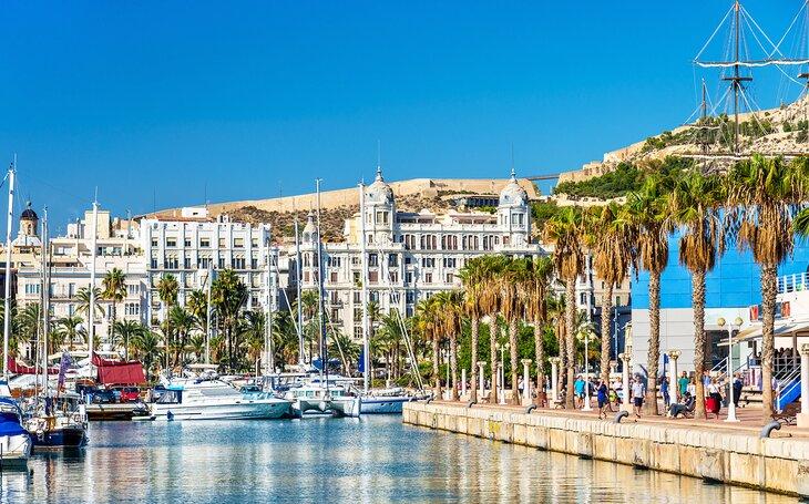 Paseo por la marina en Alicante, España