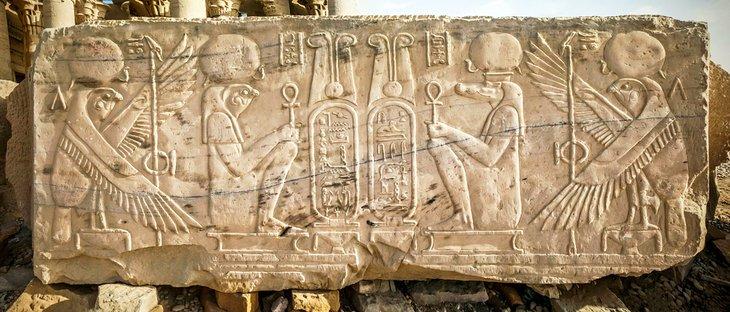 Relief, das die Götter des Tempels von Kom Ombo darstellt