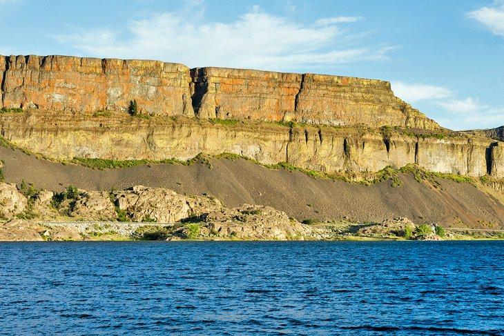 Lago Banks y las paredes de Grand Coulee en el Parque Estatal Steamboat Rock