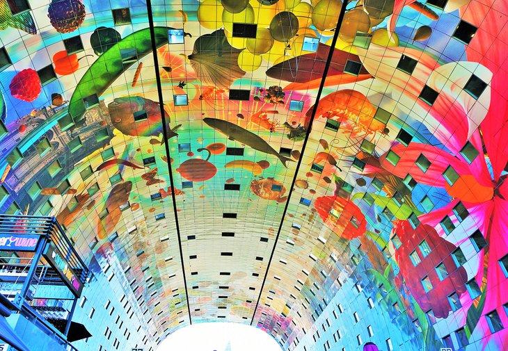 Techo de arco pintado colorido en el Mercado de Róterdam