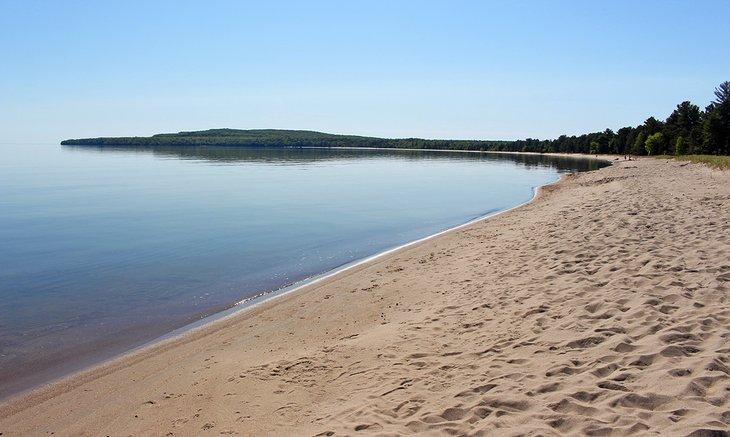 Playa en Pancake Bay Provincial Park en un día tranquilo