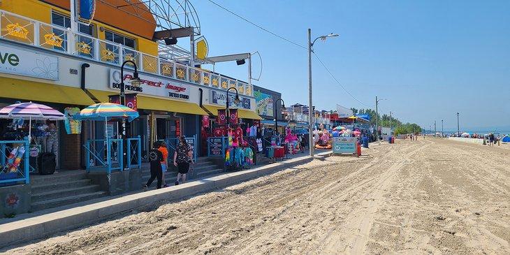 Tiendas frente a la playa en Wasaga Beach