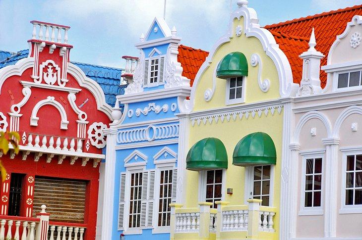 Edificios coloridos en Oranjestad