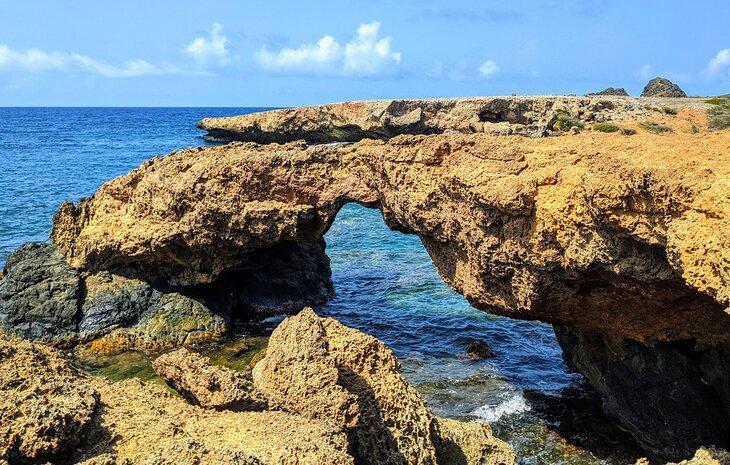 Un puente natural en el Parque Nacional Arikok