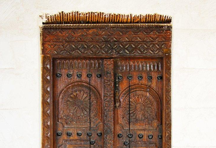 Puerta elaboradamente tallada en el Museo Nacional de Ras Al-Khaimah