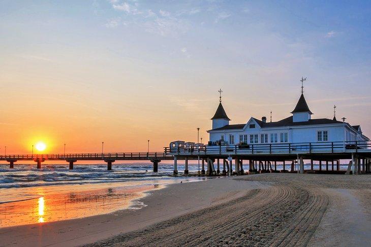 Muelle en la Isla de Usedom al atardecer