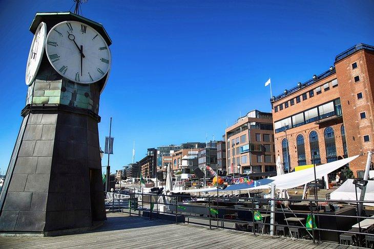 Tour de l'Horloge sur un quai à Aker Brygge
