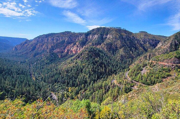 Vista de los zigzagueos en el cañón de Oak Creek desde el área de descanso en la parte superior del cañón