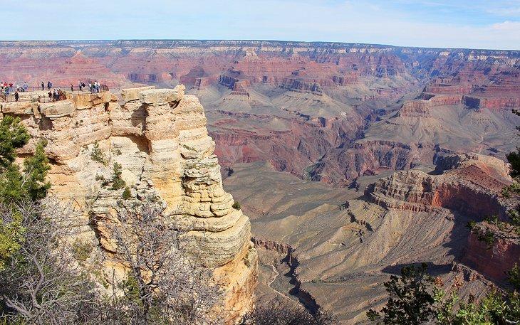 Turistas en Mather Point en el Gran Cañón