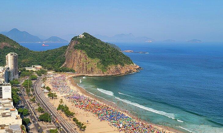 Un día concurrido en la playa de Copacabana
