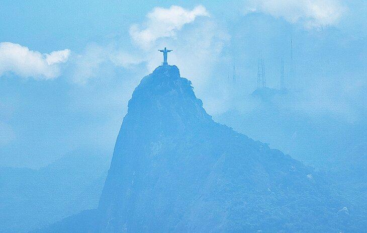 Cristo Redentor en la cima de la montaña