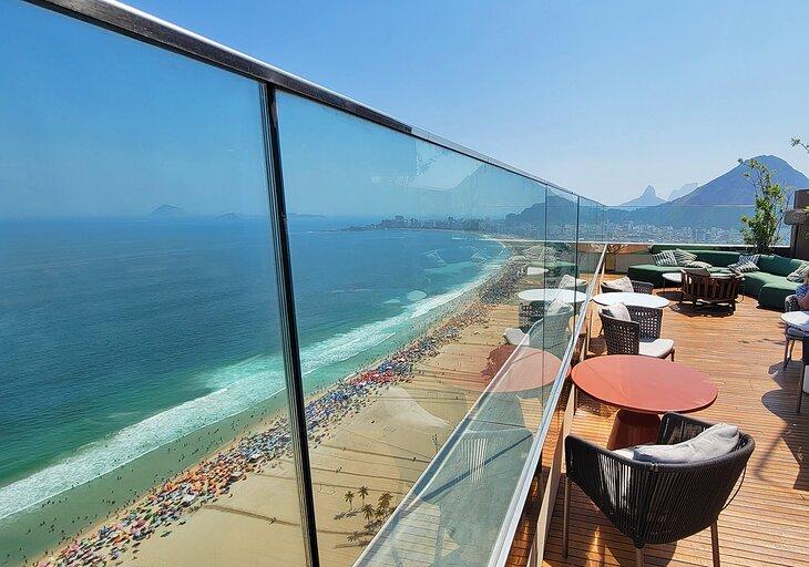 Vista de la playa de Copacabana desde el restaurante en la azotea del Hilton Hotel