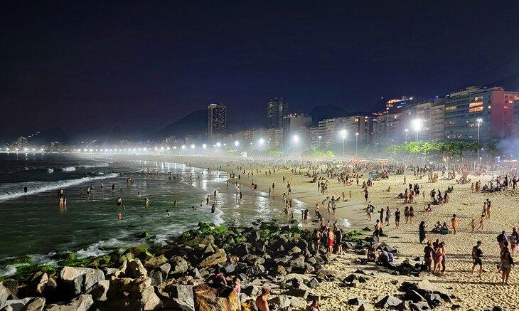 Playa de Copacabana de noche