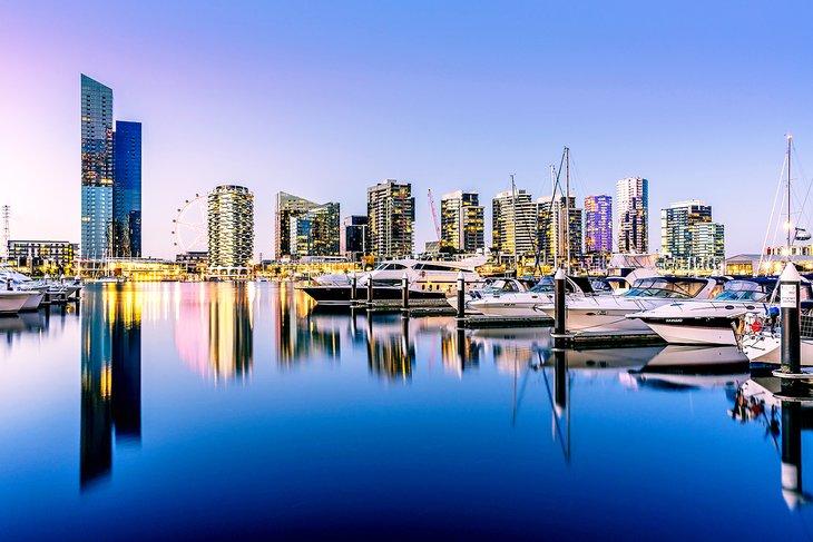 Anochecer en Docklands en Melbourne