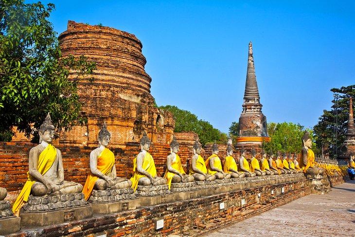 Buddha-Statuen im Wat Yai Chai Mongkol