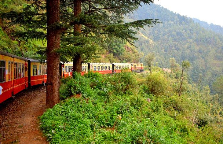 Farbenfroher Zug in der Nähe von Shimla