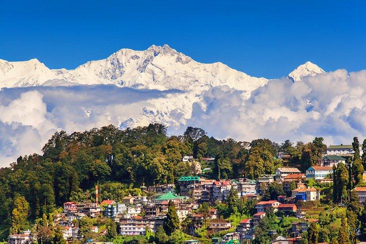 Darjeeling mit dem Himalaya in der Ferne