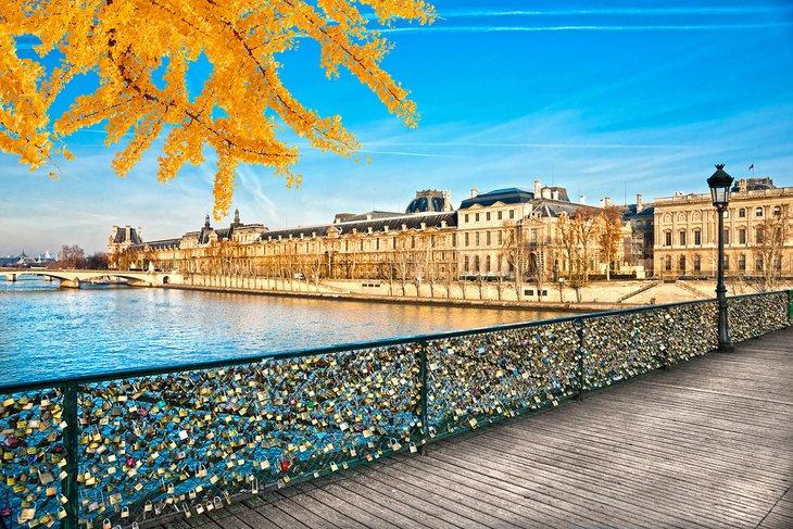Vue sur la Seine vers le musée du Louvre