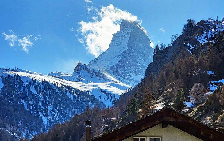 Le Cervin et la station de ski depuis la ville de Zermatt en hiver