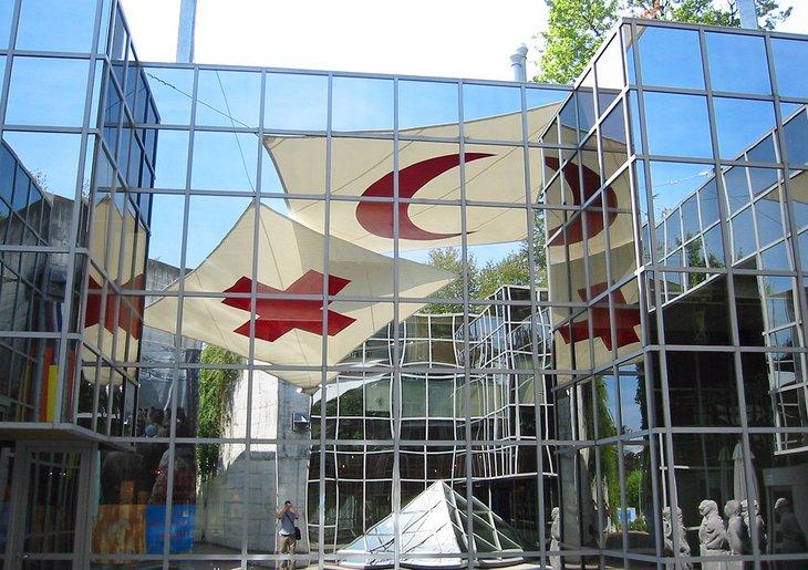 Museo Internacional de la Cruz Roja y de la Media Luna Roja |  <a rel="nofollow noopener noreferrer" target="_blank" class="cc16_b" href="https://www.flickr.com/photos/csoghoian/">Christopher Soghoian</a> / foto modificada