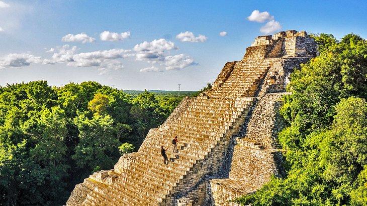 Personas escalando las ruinas en Becan