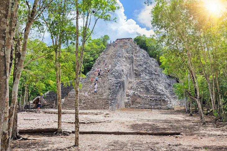 La pirámide Nohoch Mul en Coba