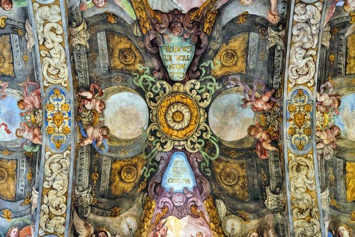 Frescos en la Iglesia de San Nicolás de Bari y San Pedro Mártir