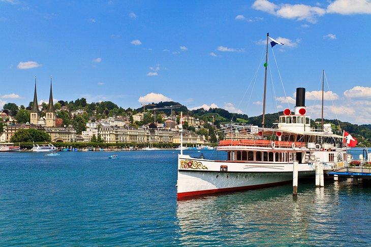Explorando el lago de Lucerna en barco