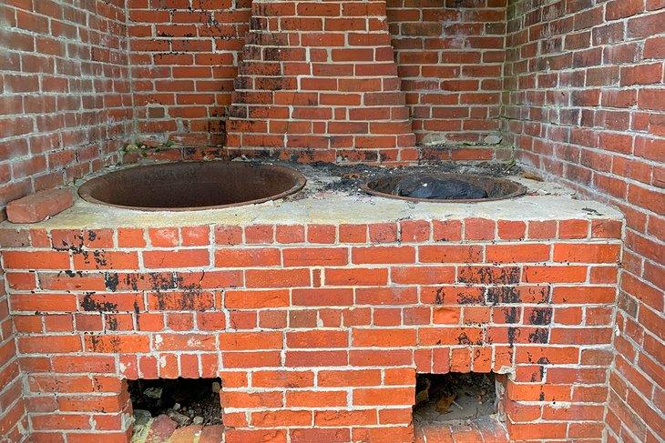 Horno de brea histórica en el Museo Marítimo de Maine