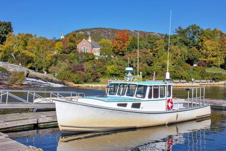 Barco de pesca en el puerto de Rockland