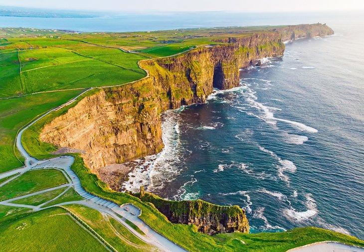 Vue aérienne des falaises de Moher