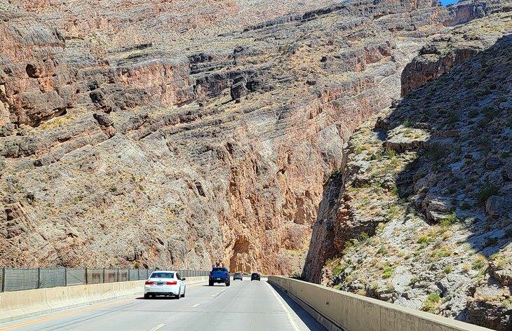 La carretera a través del Cañón del Río Virgen en I-15