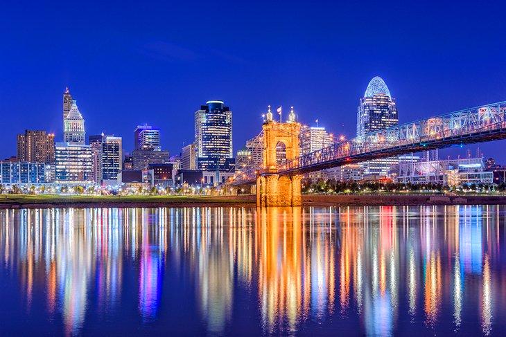 Bunte Reflexionen auf dem Ohio River in Cincinnati