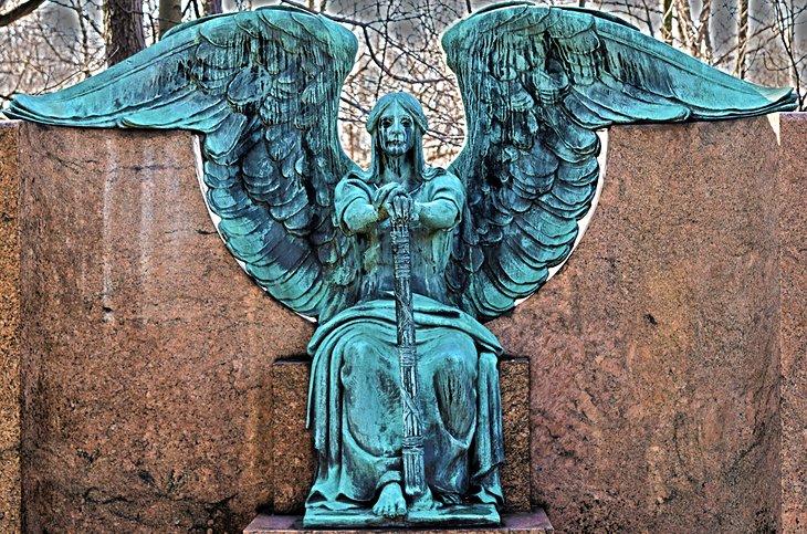 Weinende Engelstatue im Lakeview Cemetery