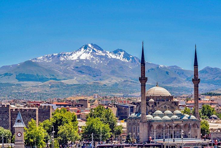 Centro de la ciudad de Kayseri con el Monte Erciyes a lo lejos