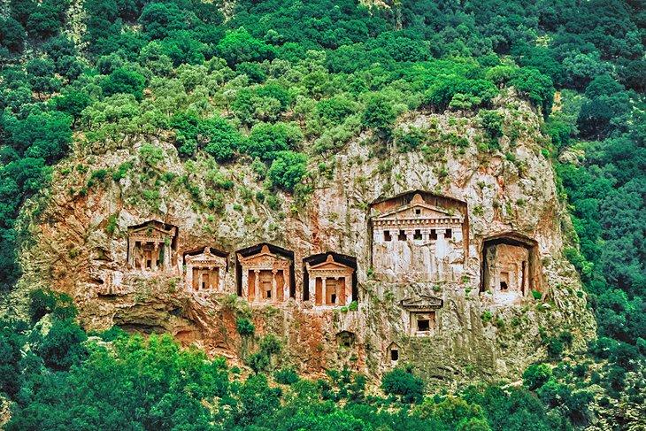 Tumbas rocosas licias en las Ruinas de Kaunos