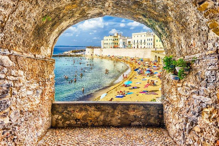 Arco de roca con vistas al frente costero de Gallipoli